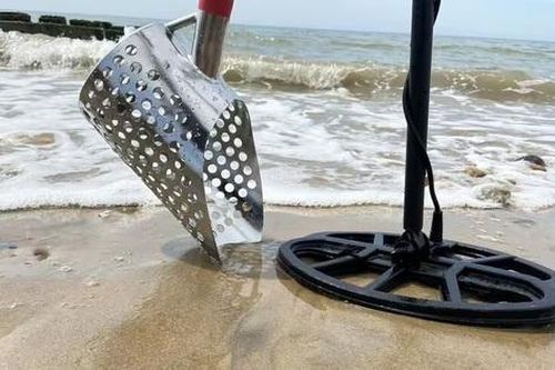 Bí ẩn đằng sau chiếc lọ được thợ săn kho báu phát hiện ở bãi biển