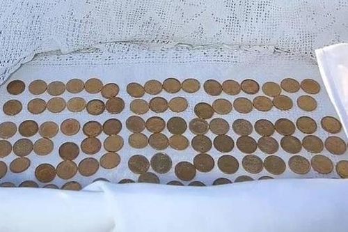 Dọn nhà, tìm thấy kho báu trị giá 3,8 tỷ đồng giấu trong tất cũ