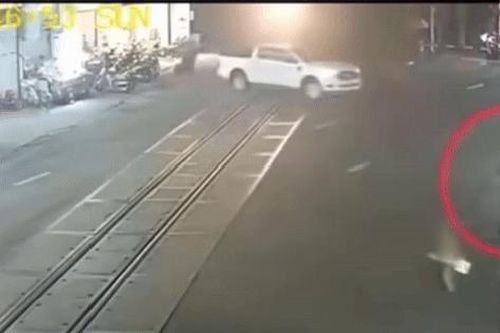 Clip: Khoảnh khắc xe bán tải bị tàu hỏa đâm trúng ở Đồng Nai