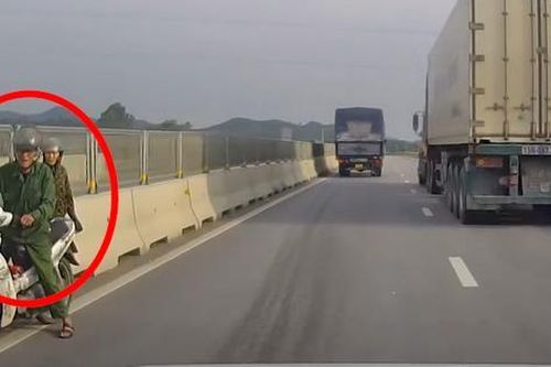 Hai cụ già đi xe máy ngược chiều giữa cao tốc Nghi Sơn - Diễn Châu