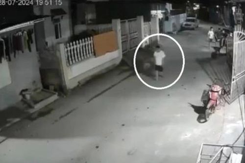 Clip con trai dùng hung khí tấn công mẹ và dì ruột tại Hải Dương