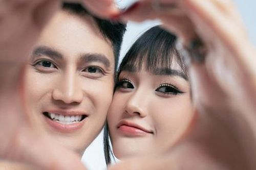 Việt Anh công khai bộ ảnh hạnh phúc cùng tình màn ảnh kém 17 tuổi