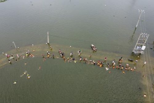 Mưa lũ triền miên, ngoại thành Hà Nội xuất hiện 'ốc đảo'