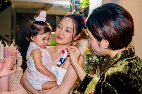 Ngày đầu đi học của con gái 17 tháng tuổi của Bảo Anh: 'Sáng chia tay khóc quá'