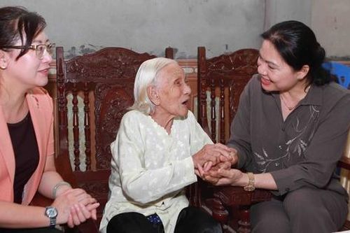 Chủ tịch Hội LHPN Việt Nam thăm, tặng quà mẹ liệt sĩ, gia đình chính sách tại Lào Cai