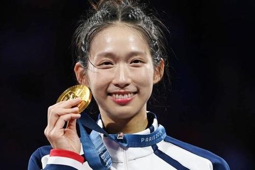 Nữ tiến sĩ luật giành Huy chương vàng đấu kiếm tại Olympic Paris