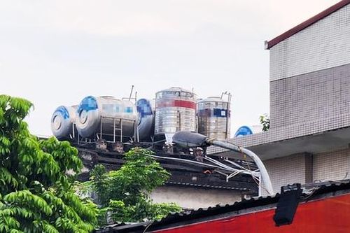 Ẩn họa từ những 'quả bom nước' trên nóc khu tập thể cũ
