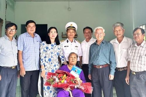 Vùng 5 Hải quân bàn giao 'Nhà tình nghĩa' cho người có công với cách mạng