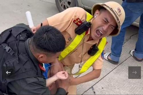 Cảnh sát nén cơn đau cứu sống bé trai co giật