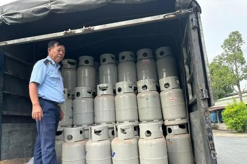 Long An: Tạm giữ hàng trăm vỏ chai LPG nghi chiếm dụng trái phép