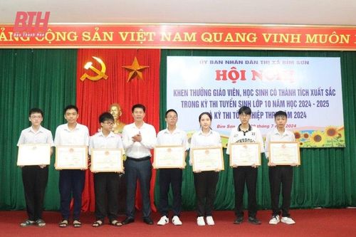 Thị xã Bỉm Sơn khen thưởng giáo viên và học sinh có thành tích xuất sắc trong kỳ thi tuyển sinh lớp 10 học 2024-2025 và tốt nghiệp THPT năm 2024