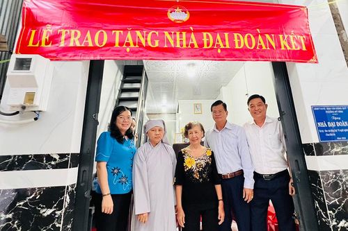 Trao nhà Đại đoàn kết cho hộ cận nghèo ở phường Mỹ Bình