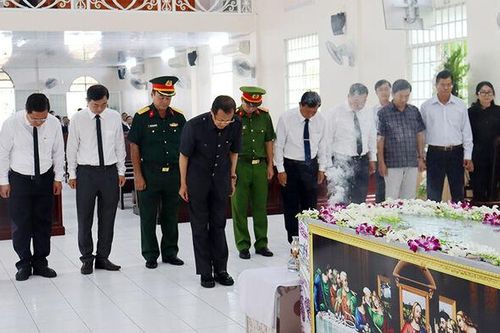 Bí thư Tỉnh ủy An Giang Lê Hồng Quang viếng lễ tang Đức Giám mục Gioan Baotixita Bùi Tuần