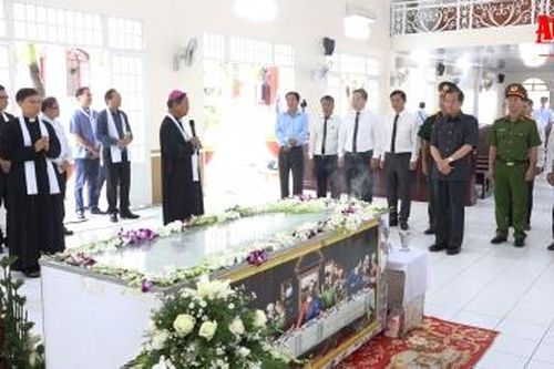 Bí thư Tỉnh ủy An Giang Lê Hồng Quang viếng lễ tang Đức Giám mục Gioan Baotixita Bùi Tuần