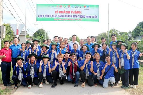 Thăm, động viên các sinh viên tham gia Chiến dịch tình nguyện 'Mùa hè xanh' tại huyện Lấp Vò