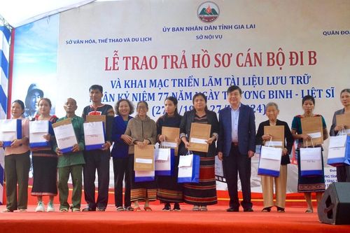 Gia Lai: Tổ chức trao trả 40 hồ sơ cán bộ đi B