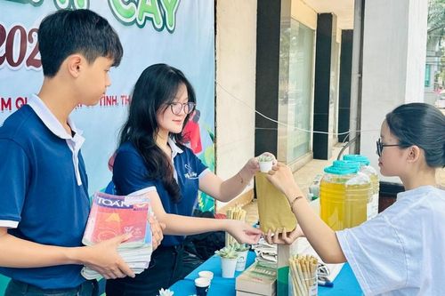 Nhóm từ thiện Fly To Sky tiếp nhận 14 tấn sách, giấy qua chương trình 'Đổi sách lấy cây'