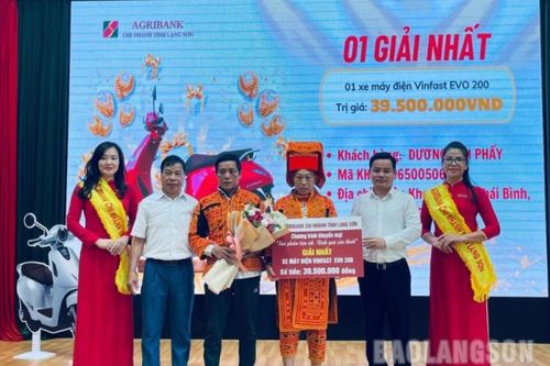 Agribank Lạng Sơn trao thưởng giải nhất cho khách hàng may mắn