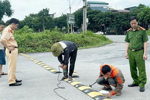 Lắp đặt hơn 500 biển báo và gờ giảm tốc trên địa bàn thành phố Lào Cai
