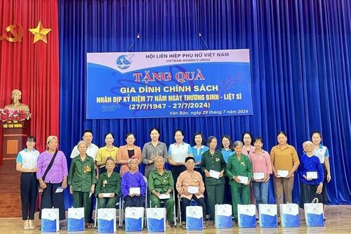 Chủ tịch Trung ương Hội Liên hiệp Phụ nữ Việt Nam thăm, tặng quà các gia đình chính sách tại huyện Văn Bàn