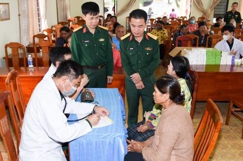 Học viện Lục quân tổ chức hành quân dã ngoại làm công tác dân vận