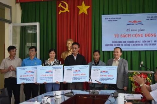 Đức Trọng: Bàn giao tủ sách cộng đồng vùng đồng bào dân tộc thiểu số