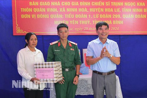 Khánh thành, bàn giao nhà cho gia đình quân nhân tại huyện Hoa Lư