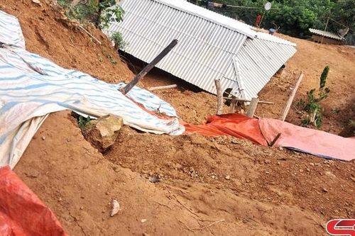 Mưa to gây sạt lở, ảnh hưởng một số nhà ở, trường học ở Mường La