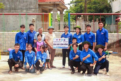 Sinh viên Trường Đại học Kinh tế Quốc dân tham gia chiến dịch tình nguyện hè tại Sơn Dương