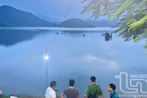 Chèo thuyền hơi trên hồ Núi Cốc: Một người mất tích