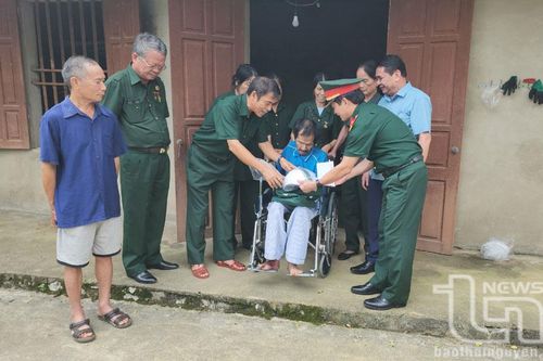 Thăm hỏi, tặng quà cựu thanh niên xung phong Đại đội 915