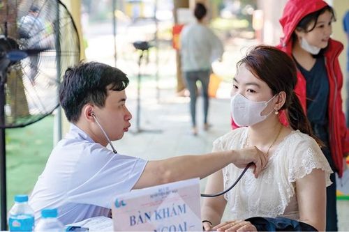 Công nhân được tặng bánh kem và thổi nến sinh nhật