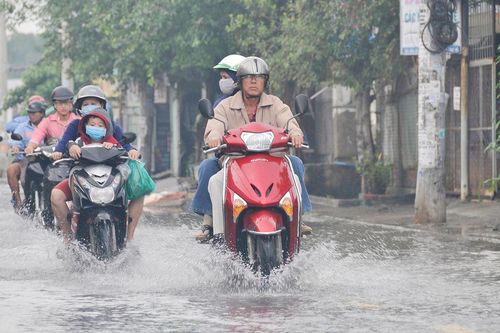 Đi xe máy qua đường ngập nước cần lưu ý gì?