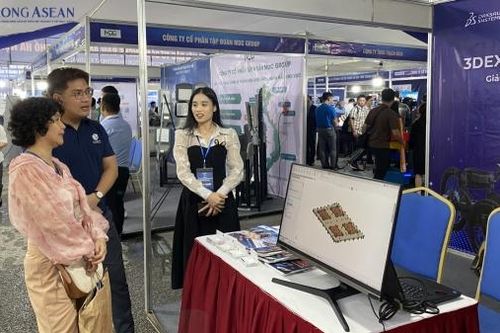 Sản phẩm bán dẫn, công nghệ số 'Make in Vietnam' hút khách trải nghiệm