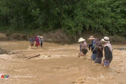 Giao thông miền núi Nghệ An bị chia cắt do lũ
