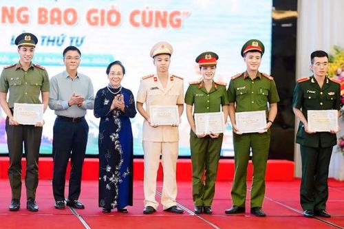 Nữ Đại úy Công an không ngừng nỗ lực học tập