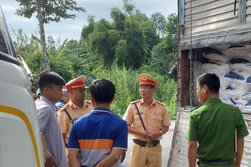 CSGT xử lý 7 ôtô tải chở hàng vượt trên 100% tải trọng cho phép