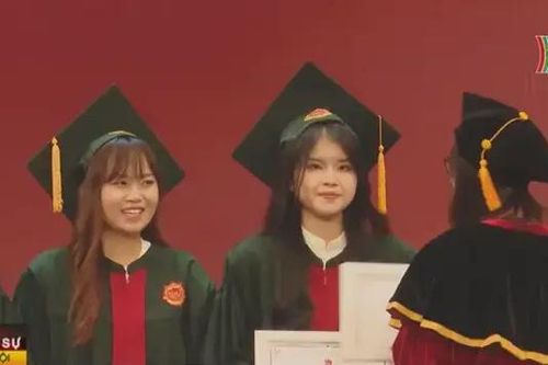 Hơn 1.000 sinh viên trường Đại học Kinh tế tốt nghiệp