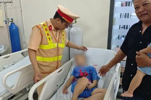 Bé trai bị co giật được Đại úy CSGT cứu kịp thời
