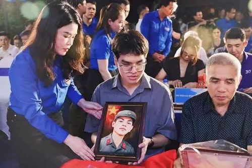 Phục dựng ảnh liệt sĩ trao tặng các gia đình có công