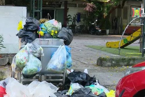 Khi sân chơi trở thành nơi tập kết rác