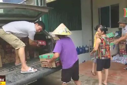Hỗ trợ kịp thời nhu yếu phẩm cho người dân vùng lũ