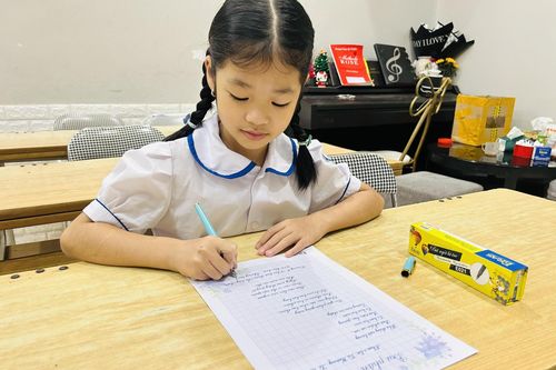 Quách Gia Nhi - Giải Nhất 'Chữ đẹp Việt' năm 2024: Cô học trò đam mê gìn giữ chữ viết tay truyền thống
