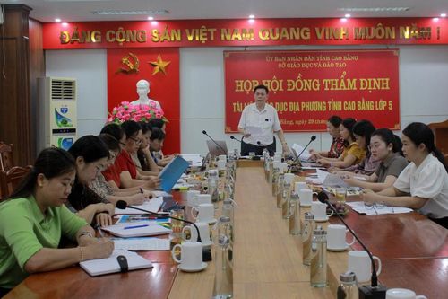 Họp Hội đồng thẩm định tài liệu giáo dục địa phương lớp 5