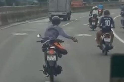 Xử lý nghiêm hành vi điều khiển xe máy thả hai tay lạng lách trên QL1A