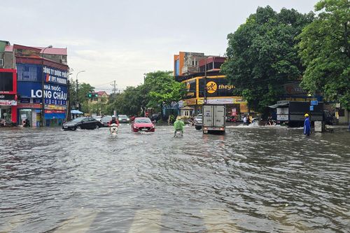 Mưa lớn như trút nước, nhiều tuyến đường ở Bắc Ninh ngập sâu