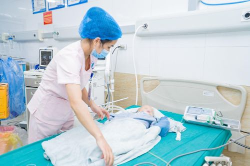 Bé 10 tháng tuổi phải cắt đại tràng vì căn bệnh rất phổ biến ở trẻ em