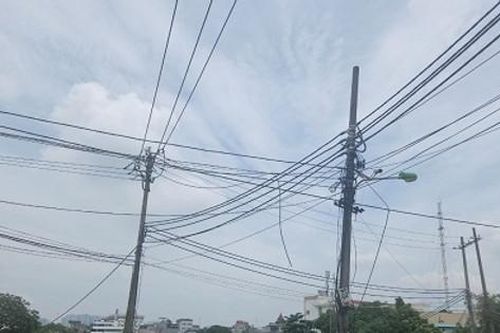 Cần sớm di dời cột điện 'án ngữ' giữa đường