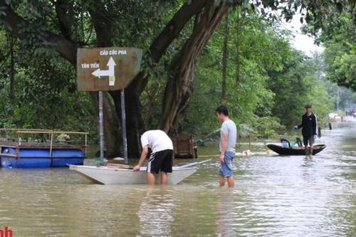Hà Nội: Nước ngập sâu gần 2m, hàng ngàn hộ dân vùng 'rốn lũ' bị cô lập