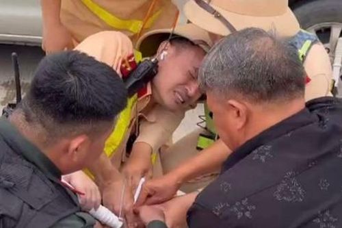 Đại úy CSGT cắn răng chịu đau cứu bé trai lên cơn co giật trên Cao tốc
